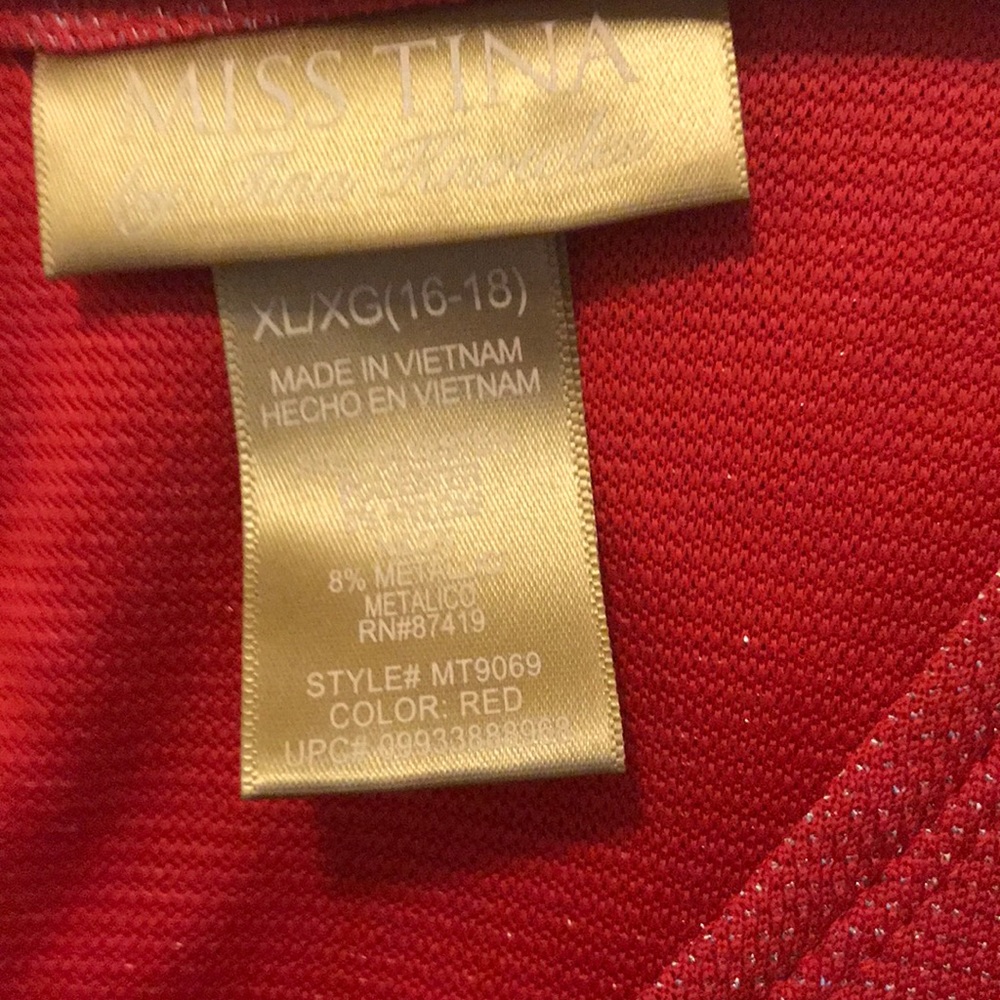 Red blouses - Picture 2 of 3